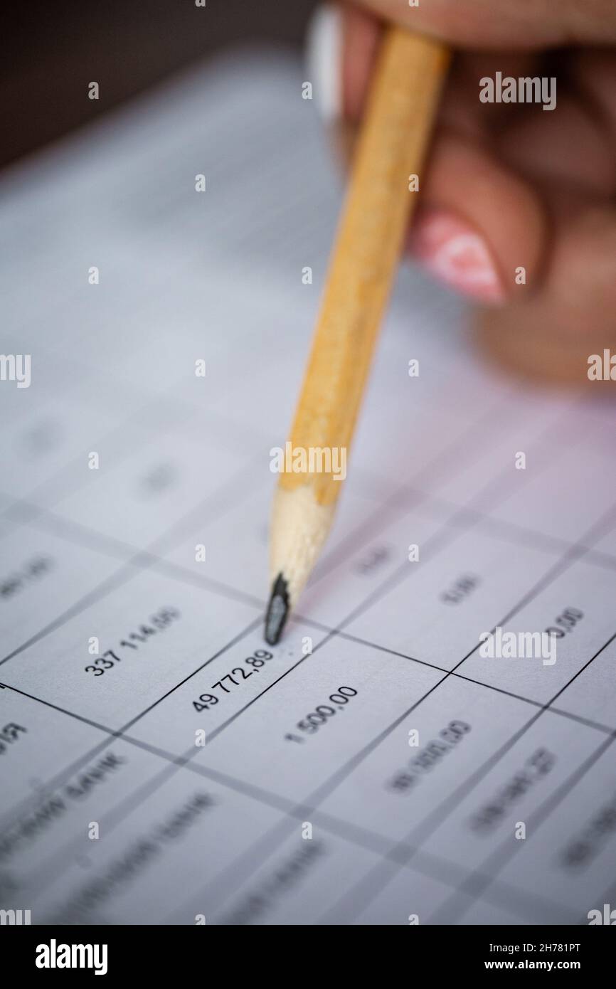 crayon et papier avec chiffres. vérifiez le rapport. Banque D'Images