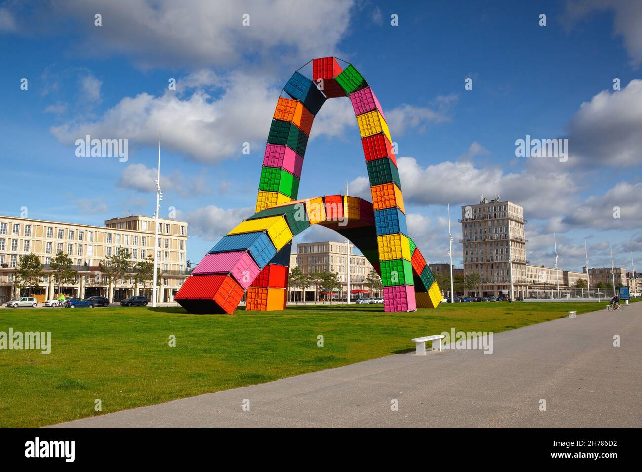 Le Havre, France - octobre 13,2021 : installation contemporaine colorée Catene de Containers par Vincent Ganivet dans le port de Southampton du Havre Banque D'Images
