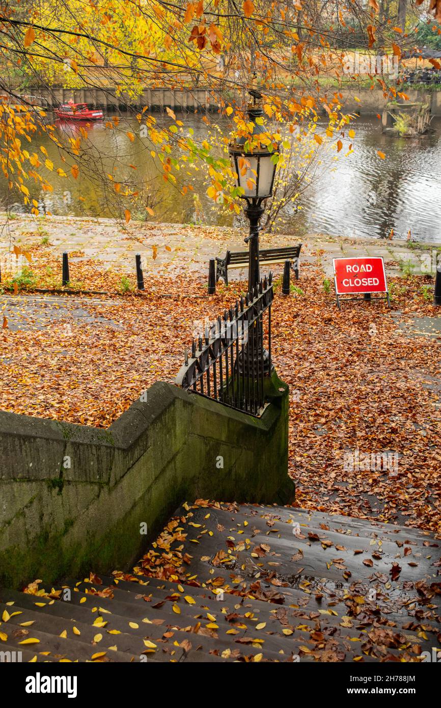 Escalier en pierre humide et lampadaire en fer à la rive de l'Ouse, dans l'Angleterre de York Banque D'Images