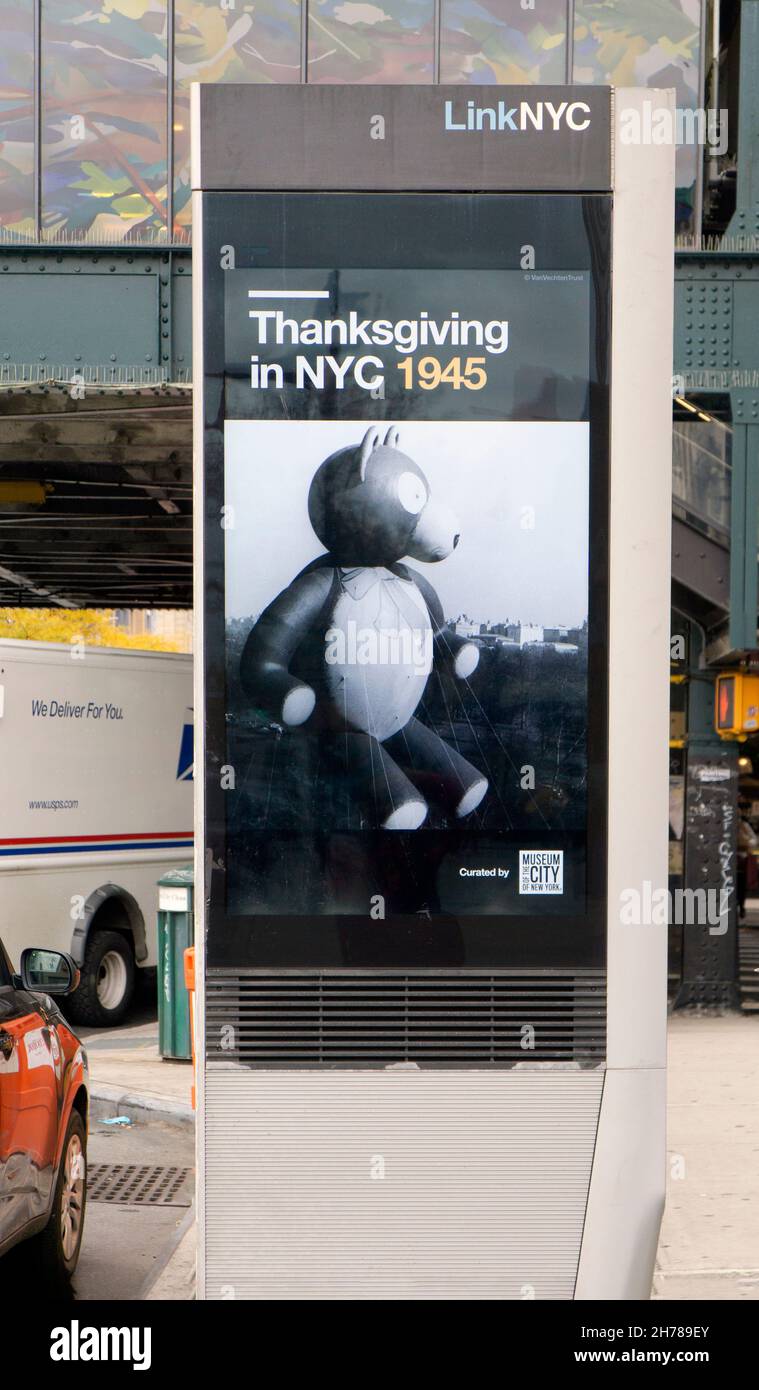 Une machine LINKNYC sur Broadway à Astoria avec une photo flashback de la parade du jour de Thanksgiving 1945 de Macy.À Queens, New York. Banque D'Images