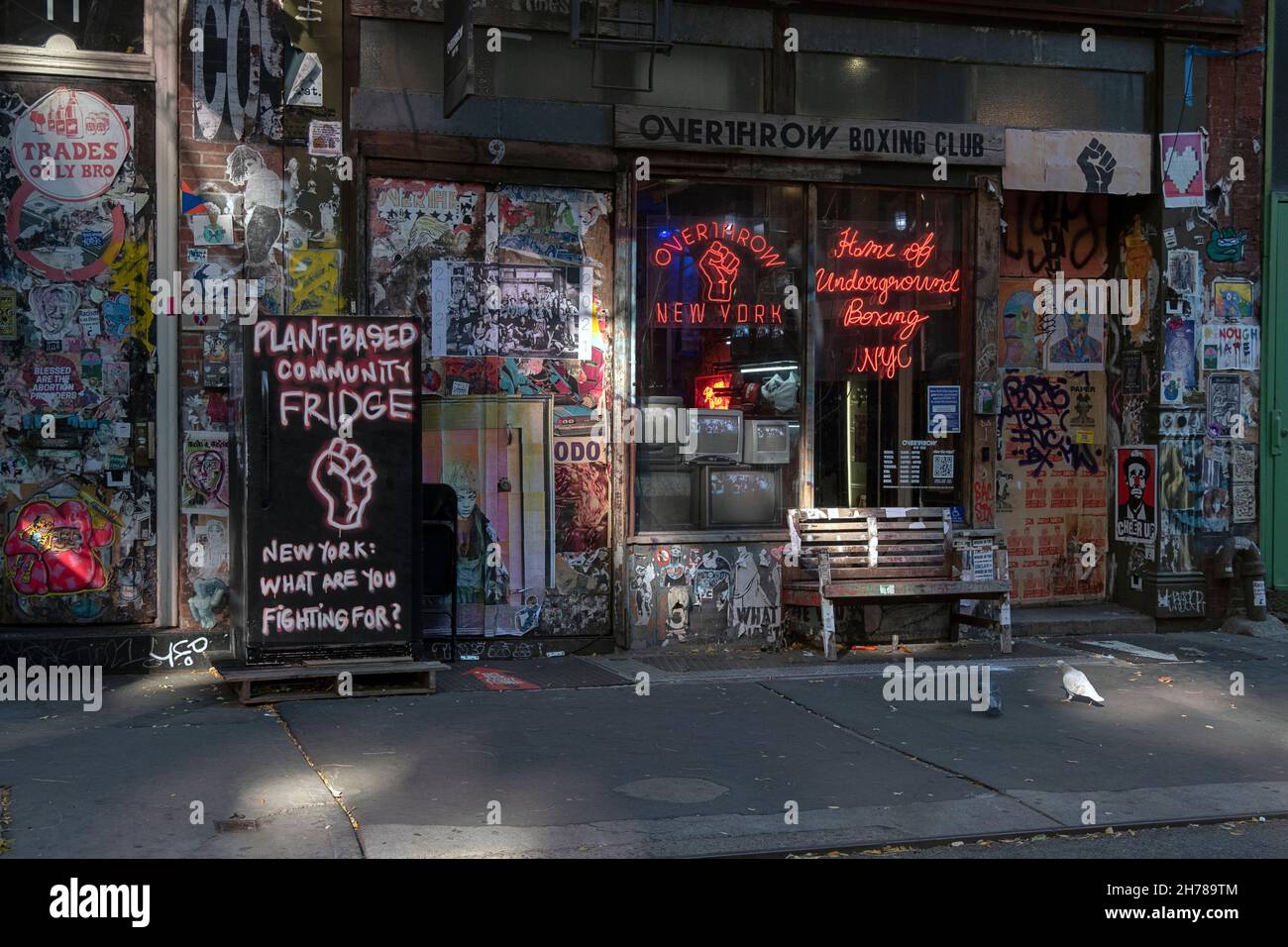 PAYSAGE URBAIN.Un réfrigérateur communautaire, une boxe souterraine, des graffitis, des autocollants et des étiquettes sur Bleecker Street dans le centre-ville de manhattan, New York. Banque D'Images