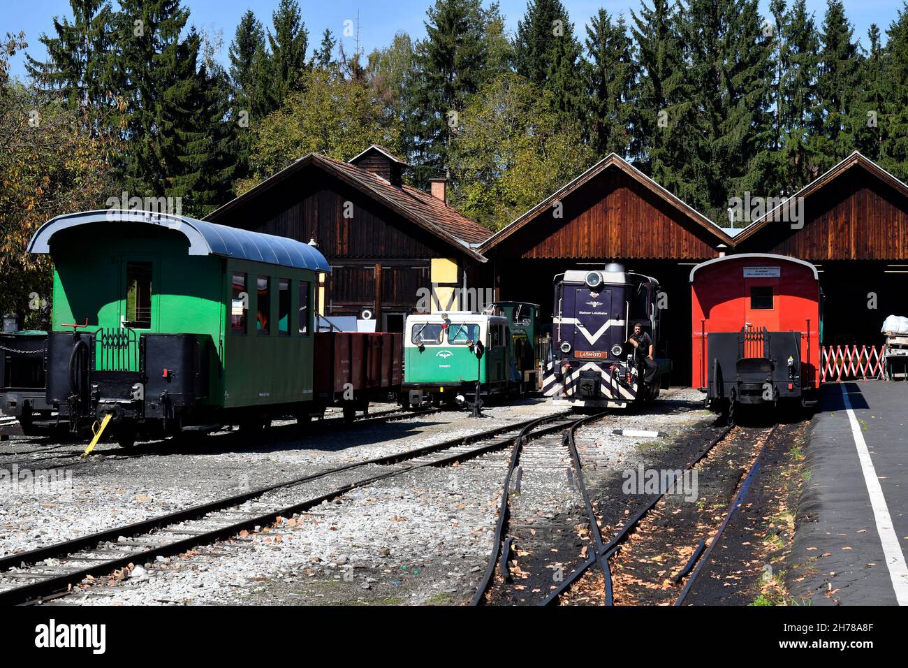 Stainz, Autriche - 23 septembre 2021 : wagons et locomotive colorés de ce que l'on appelle Flascherlzug - train de bouteilles - un chemin de fer à voie étroite et un popoul Banque D'Images