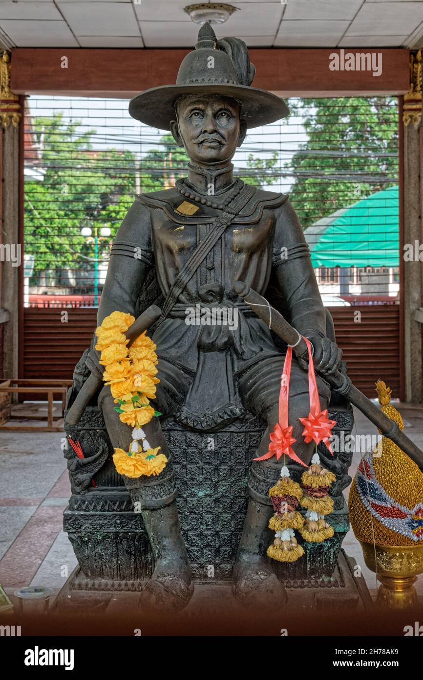 Statue de Taksin ou Phraya Taksin ou Phya Tak (1734-83), roi de Siam (Thaïlande) 1767-82; à Wat Intharam Worawiharn, Thonburi, Bangkok, Thaïlande Banque D'Images