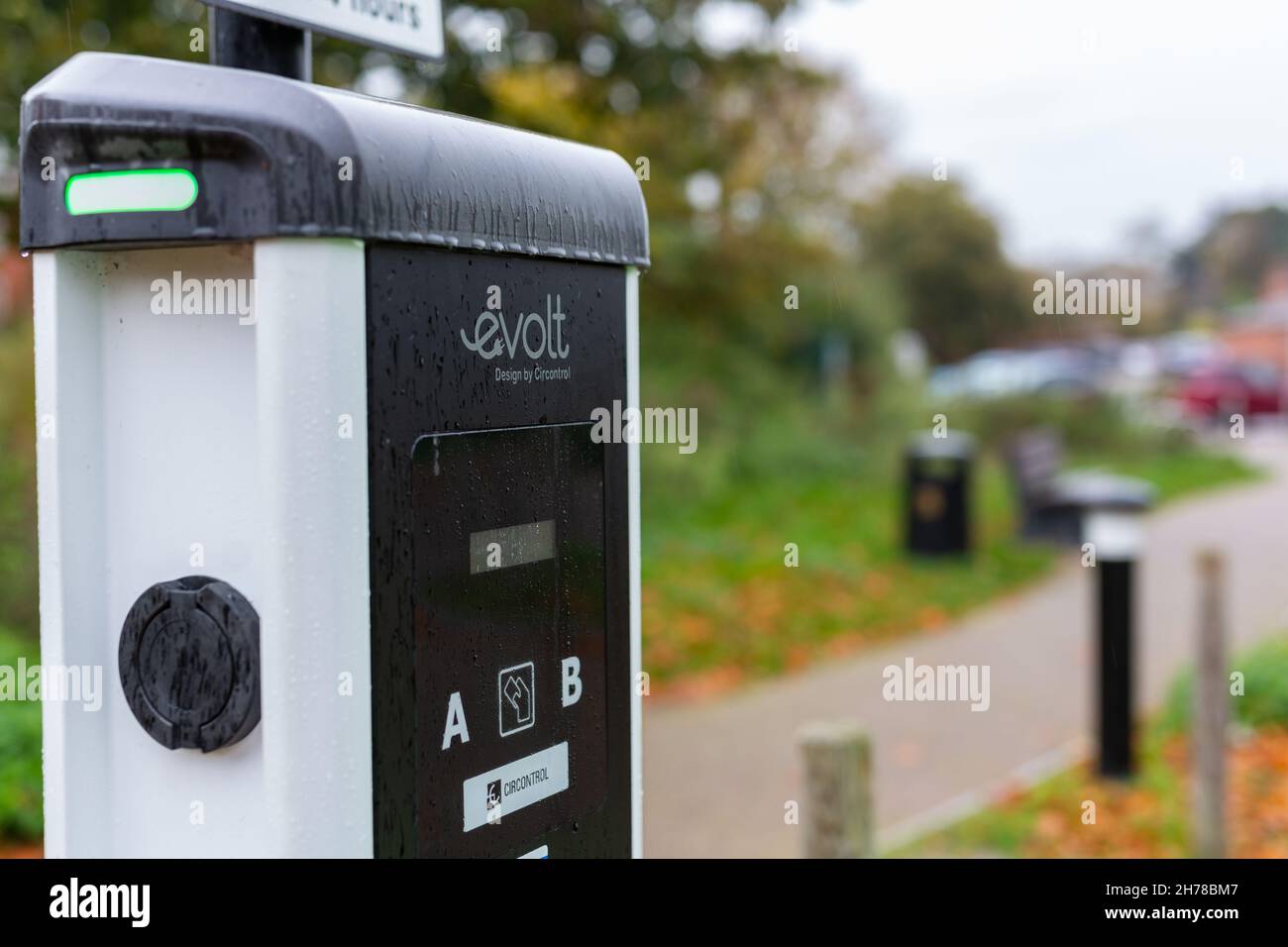 Woodbridge Suffolk UK octobre 29 2021: Un point de charge public evolt pour les véhicules électriques dans un parking populaire à Suffolk, Royaume-Uni.Il peut charger 2 véhicules Banque D'Images