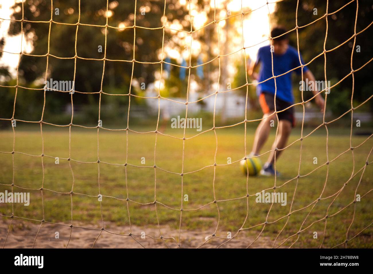 Entraînement de joueur de football sur le terrain de football.Jeune footballeur s'exerçant sur le terrain de football. Banque D'Images