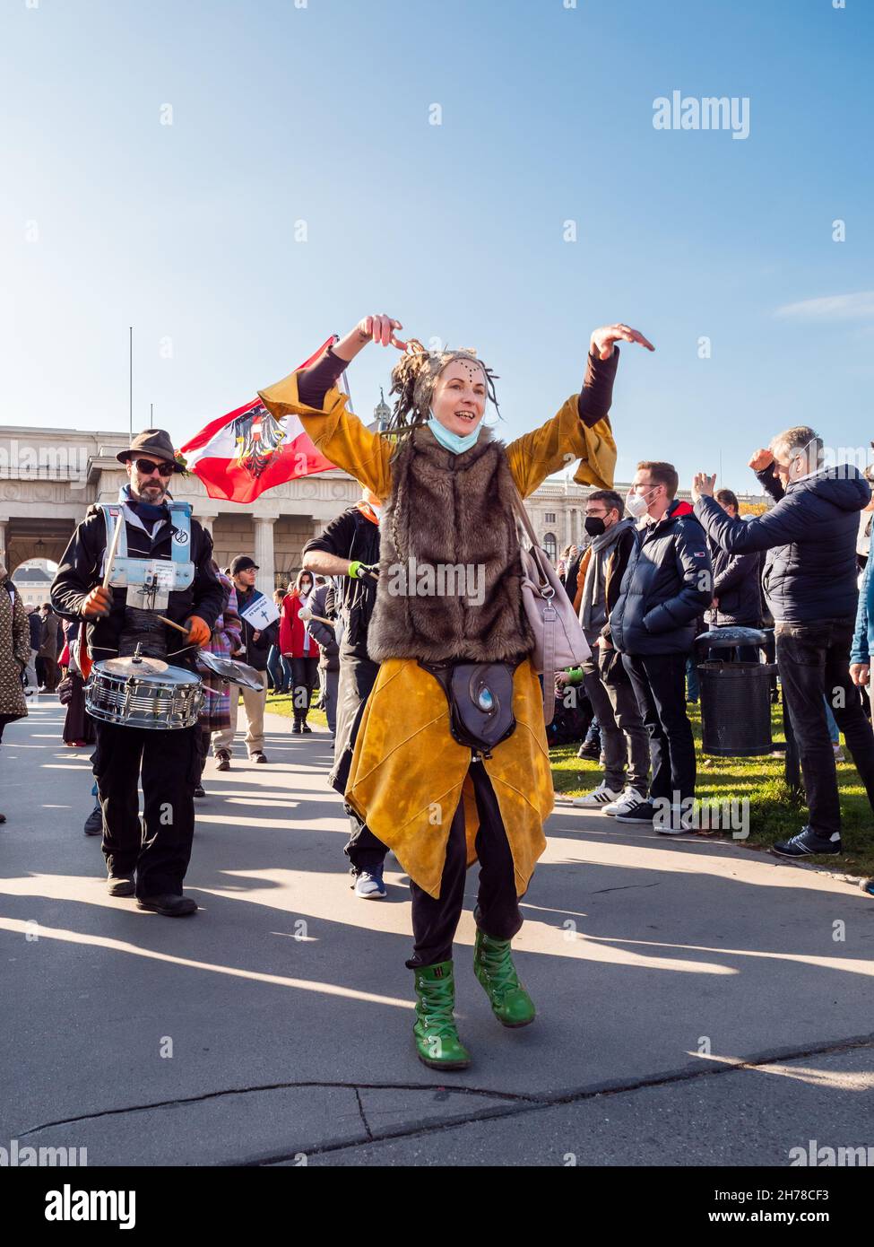 Vienne, Autriche - novembre 20 2021 : manifestant contre la vaccination lors d'une manifestation sur Heldenplatz à Vienne, dansant en costume Banque D'Images