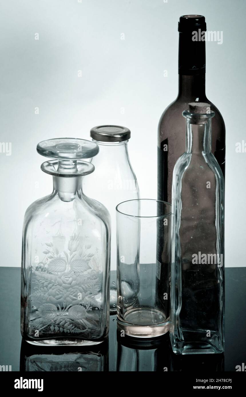durée de vie des bouteilles en verre dans la lumière grise Photo Stock -  Alamy