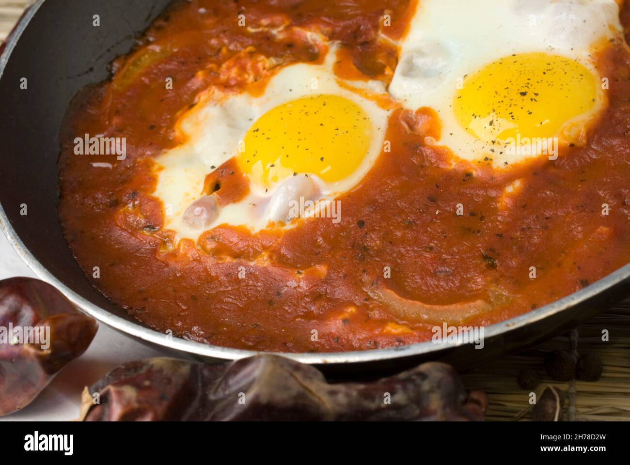 Shakshuka un plat fait de tomates cuites, les poivrons, les épices et les oeufs Banque D'Images