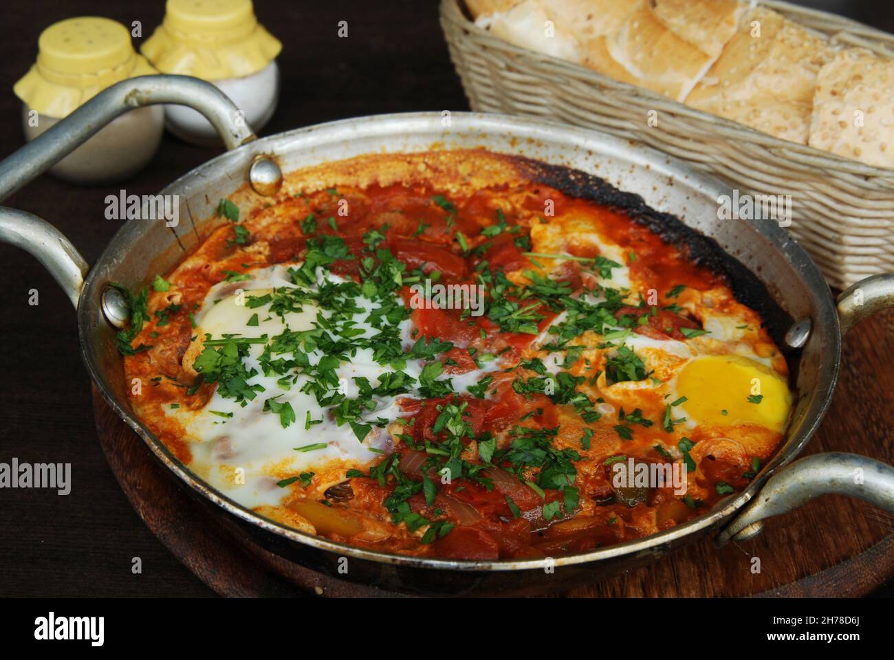 Shakshuka un plat fait de tomates cuites, les poivrons, les épices et les oeufs Banque D'Images