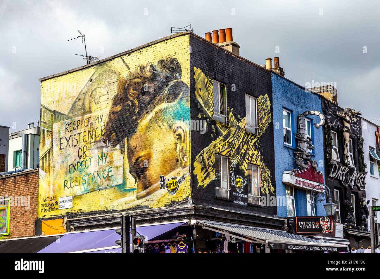 Peintures murales et façades de magasins décorées au croisement de Camden High Street et Jamestown Road, Camden, Londres, Royaume-Uni Banque D'Images Peintures murales et façades de magasins décorées au croisement de Camden High Street et Jamestown Road, Camden, Londres, Royaume-Uni Banque D'Images