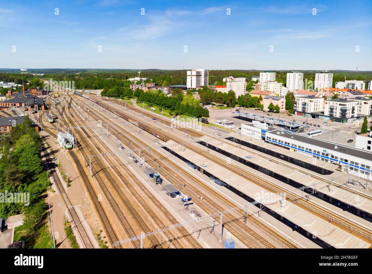 Kouvola, Finlande - 4 juin 2021 : vue aérienne de la gare et du centre-ville de Kouvola. Banque D'Images