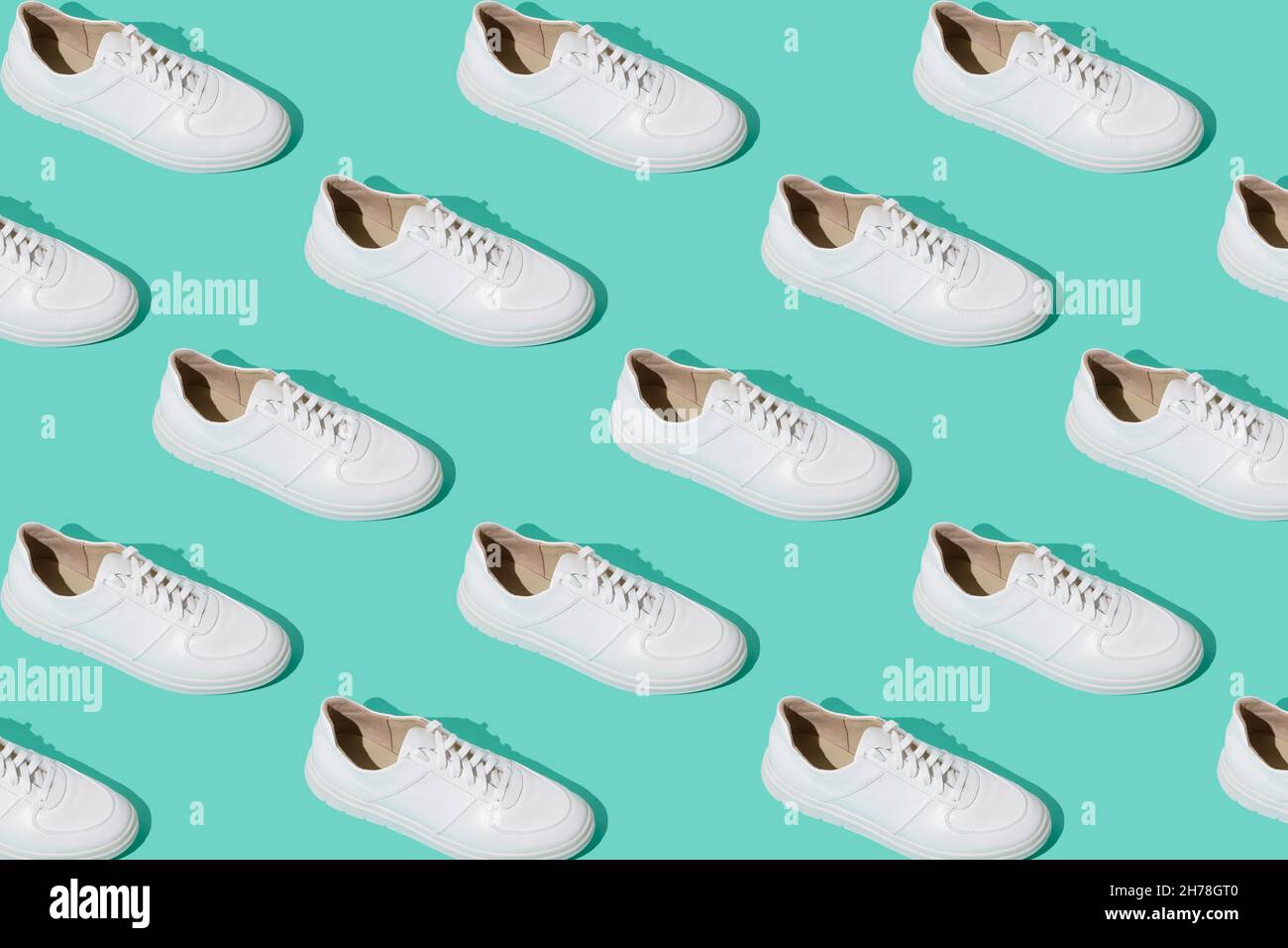 Motif basket blanc sur fond bleu menthe.Les chaussures sont confortables et décontractées.Contexte d'un magasin de chaussures.Une paire de nouvelles chaussures. Banque D'Images