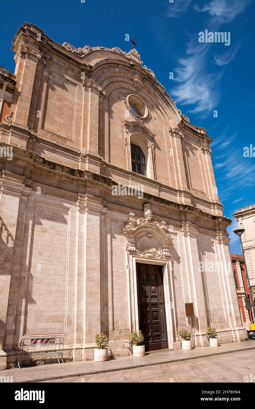 L'église de San Francesco dans le centre historique de Monopoli à Puglia (Italie) Banque D'Images