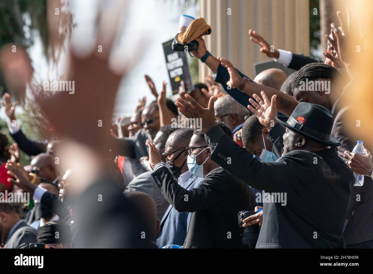 Les pasteurs noirs et les supporters prient pour justice pour Ahmaud Arbery devant le palais de justice du comté de Glynn le 18 novembre 2021 à Brunswick, en Géorgie.Le procès des défendeurs Greg McMichael, Travis McMichael, et un voisin, William 'Roddie' Bryan, s'est poursuivi à l'intérieur du palais de justice. Banque D'Images