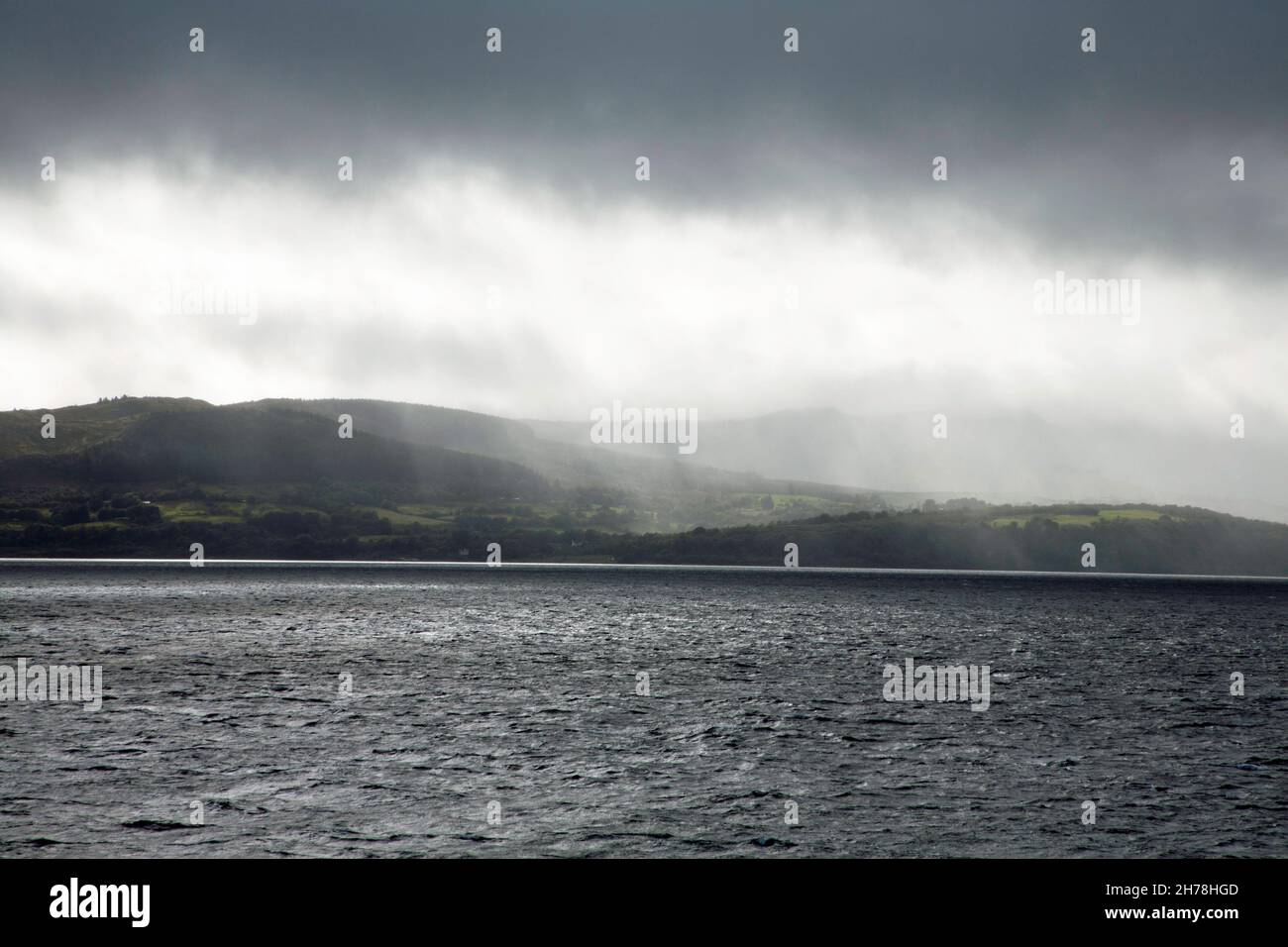 Cloud passant au-dessus des collines de Clauchland Brodick Bay l'île d'Arran vue depuis le ferry Caledonian Isles Arran Nord Ayrshire Ecosse Banque D'Images