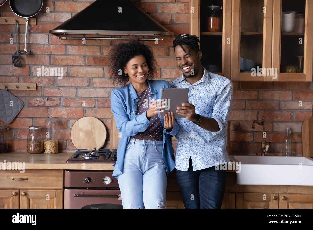 Un jeune couple afro-américain heureux utilisant une tablette numérique. Banque D'Images