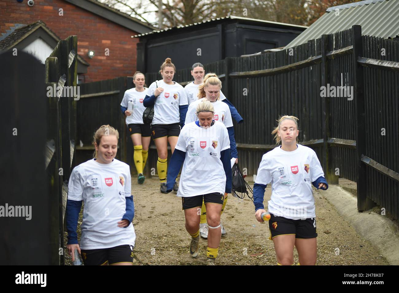 Londres, Royaume-Uni.21 novembre 2021.Kings Langley, Angleterre, novembre les joueurs de Watford se rendent sur le terrain pour se réchauffer avant le match de championnat FA Womens entre Watford et Bristol City au stade orbital Fasteners - Angleterre.Crédit: SPP Sport presse photo./Alamy Live News Banque D'Images