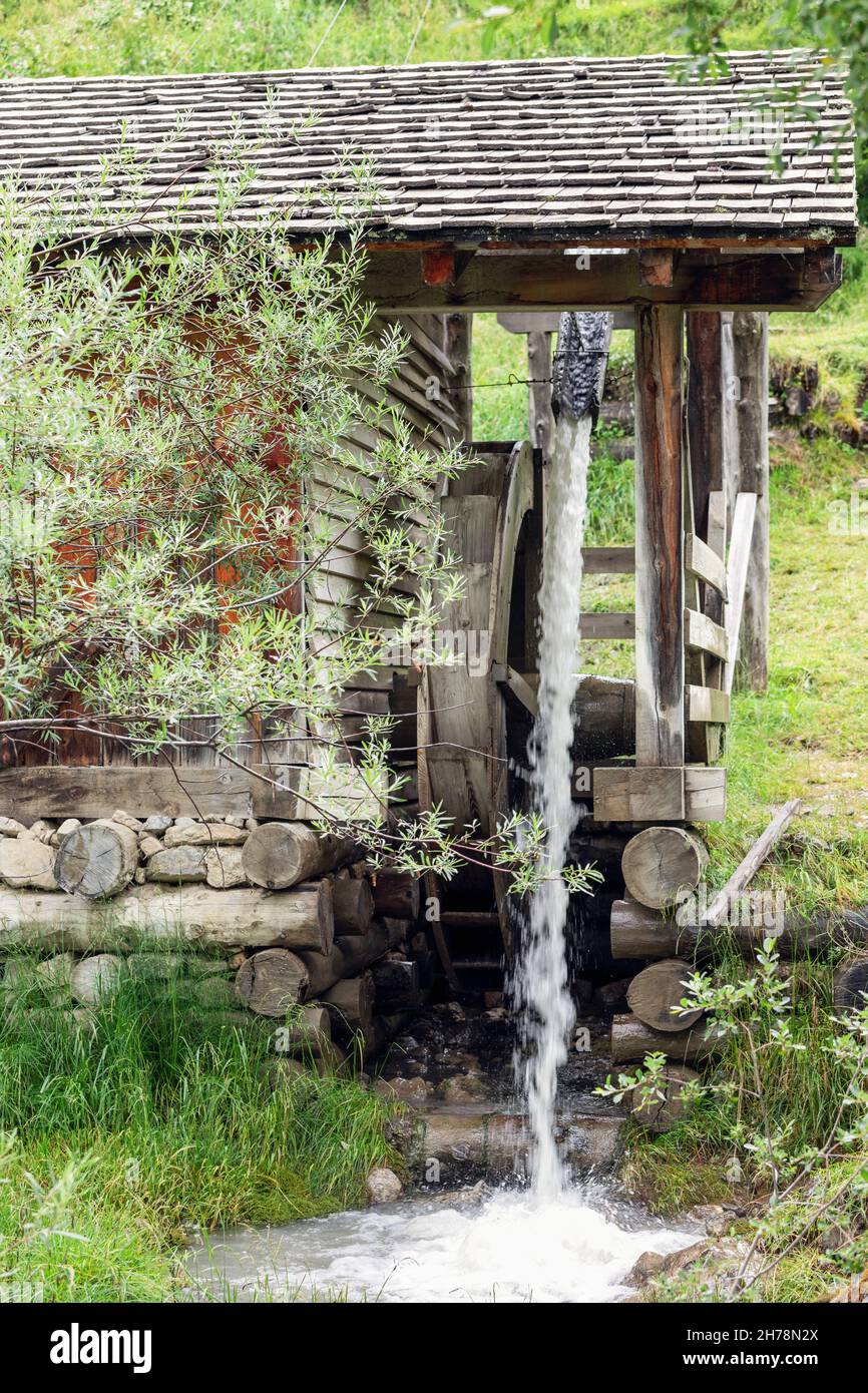 Moulin à eau dans la vallée du Moulin (Longiaru, San Martino à Badia) Banque D'Images