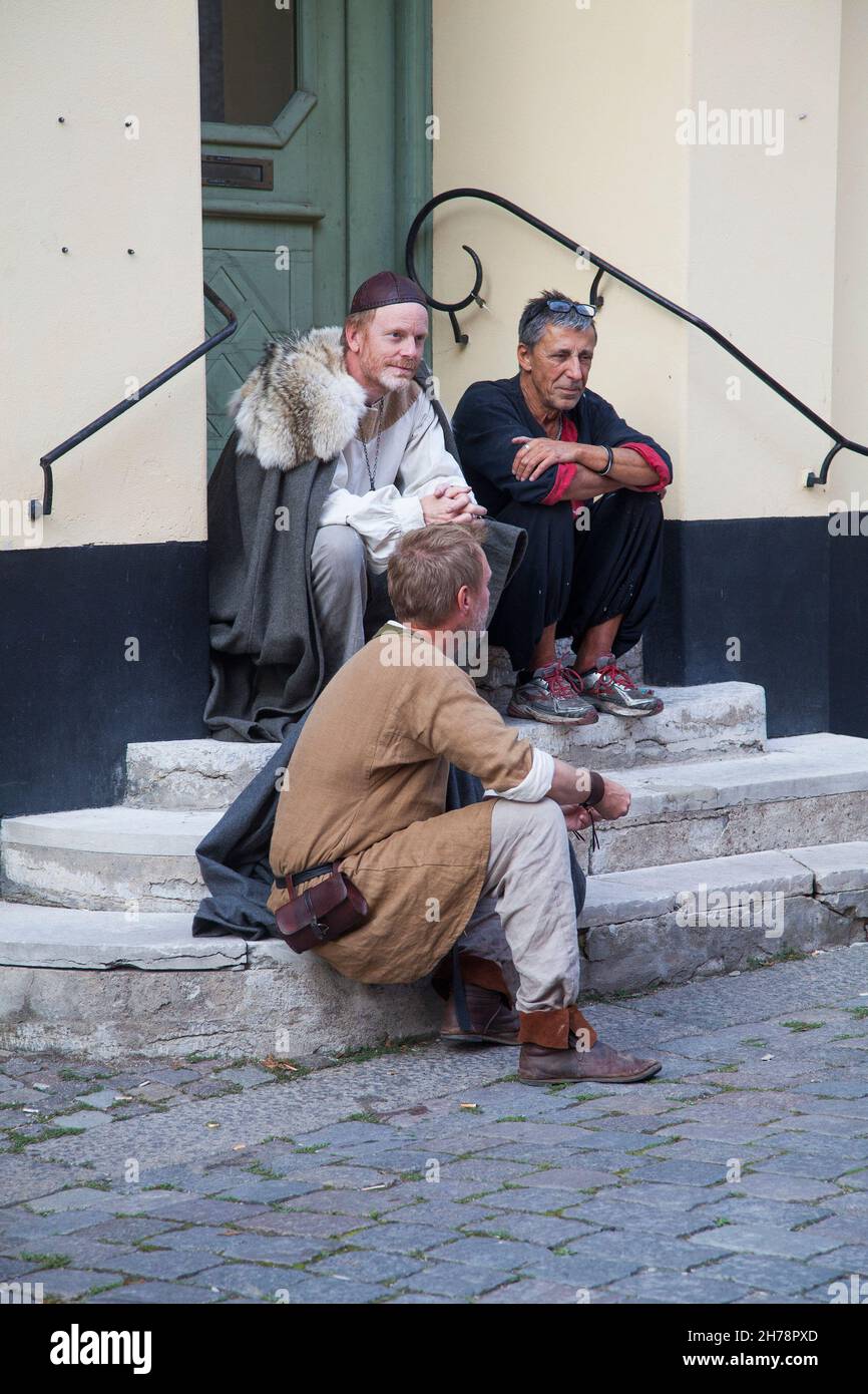 VISBY GOTLAND arbres hommes participait dans la semaine médiévale dans la ville historique de Hansa vêtu d'une robe d'époque- Banque D'Images