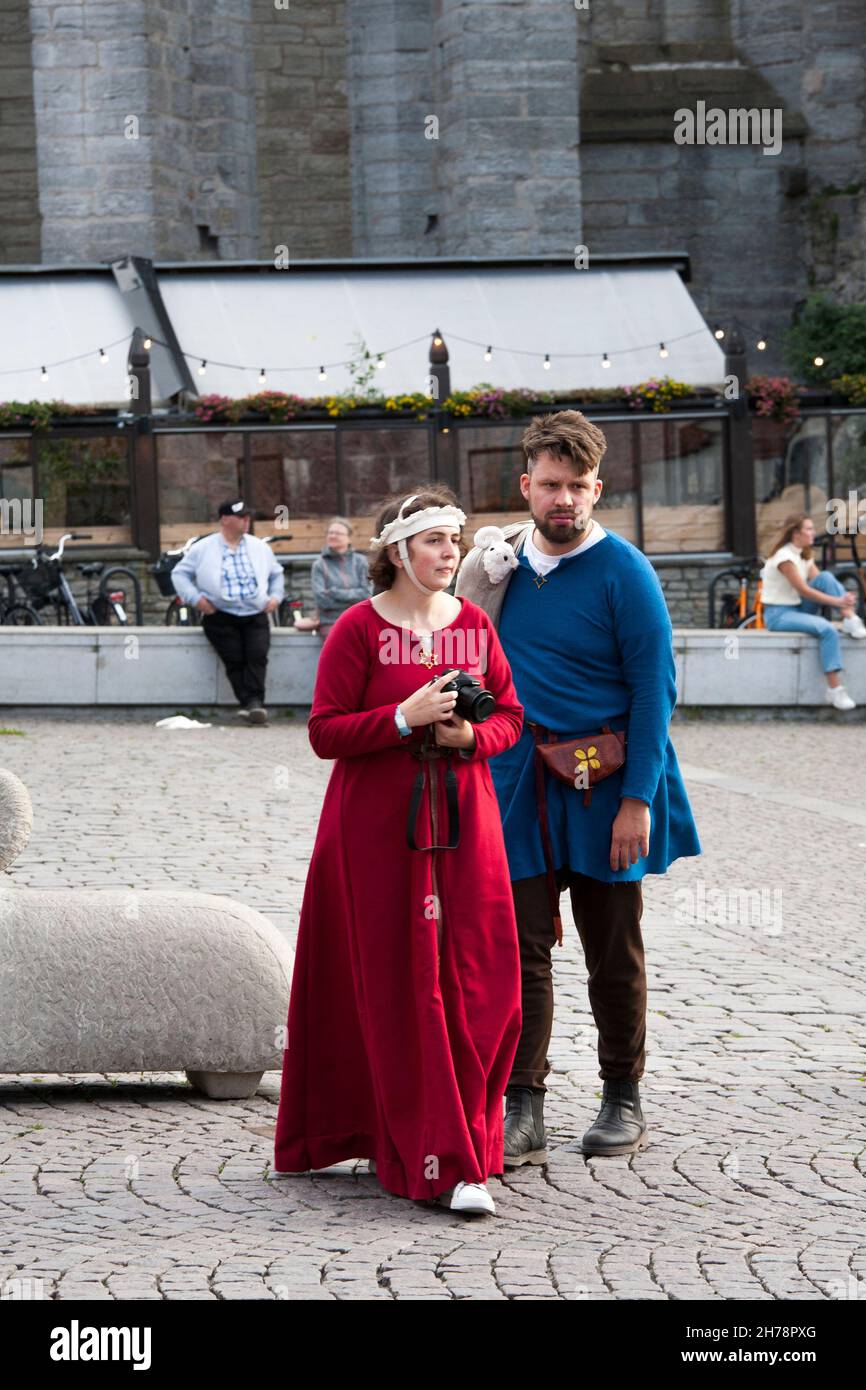 VISBY GOTLAND couple participe à la semaine médiévale dans la ville historique de Hansa habillée d'époque Banque D'Images
