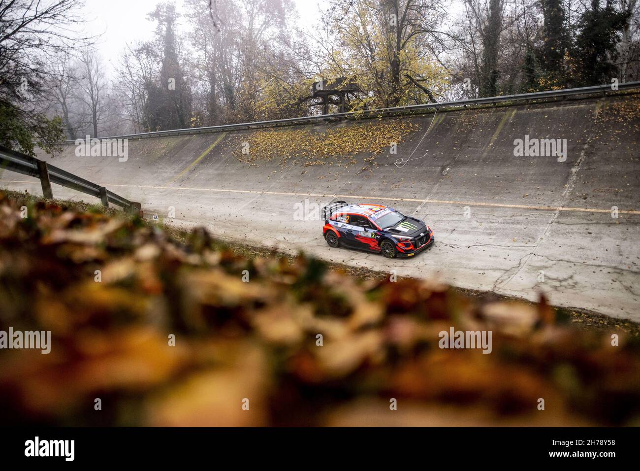 02 Solberg Oliver (swe), Edmondson Elliot (gbr), Hyundai 2C Competition, Hyundai i20 coupe WRC, action pendant le Rallye ACI Monza, 12e tour du WRC 2021 de la FIA, FIA World Rally Championship, du 18 au 21 novembre 2021 à Monza, Italie - photo: Nikos Katikis/DPPI/LiveMedia Banque D'Images