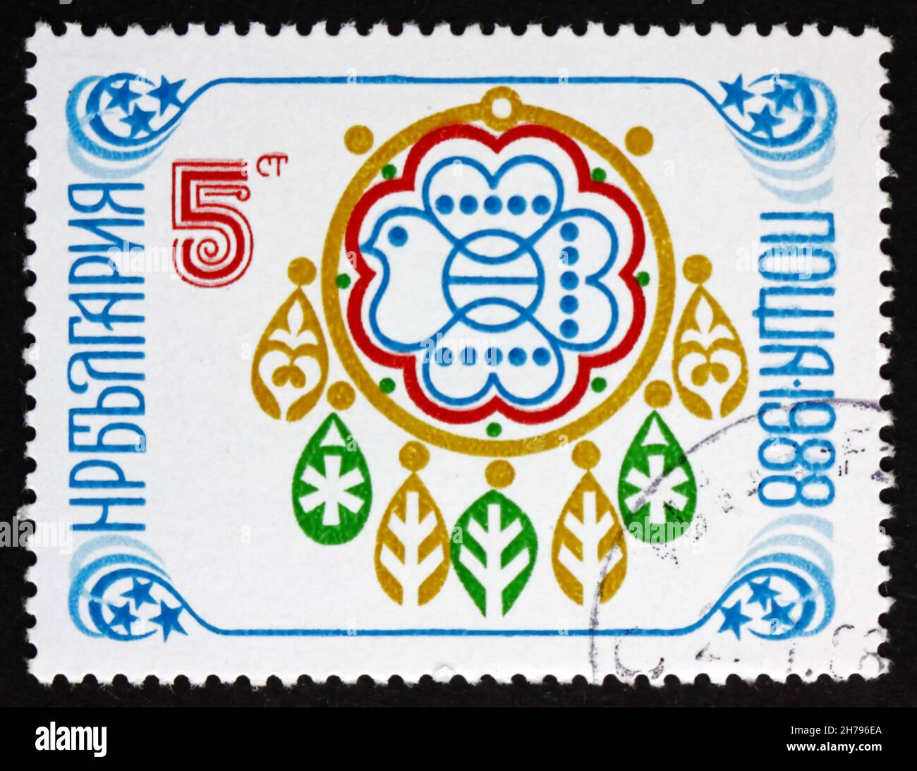 BULGARIE - VERS 1987 : un timbre imprimé en Bulgarie montre le nouvel an 1988, l'emblème de l'exposition du timbre de Sofia avec des motifs folkloriques, vers 1987 Banque D'Images