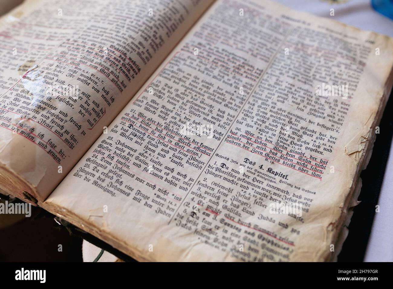 Bible de ma mère/grand-mère.Ancien script allemand.Le concept des enseignements de Jésus. Banque D'Images