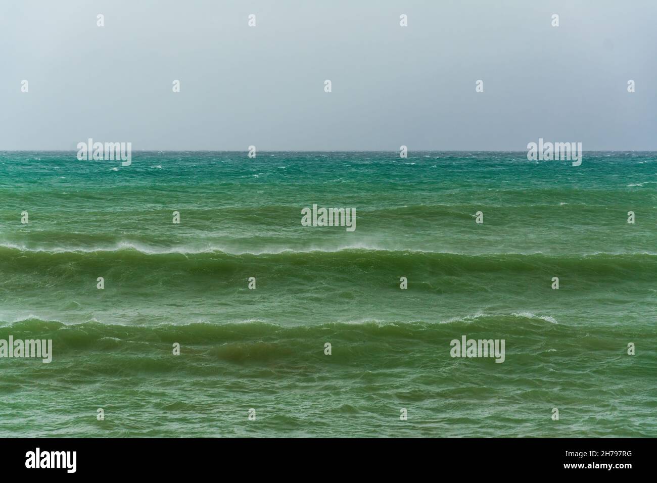 la couleur vert turquoise en colère rip massif d'une vague comme le baril roule le long de l'océan. les vagues sauvages livre le littoral de chabahar dans le temps de tempête w Banque D'Images