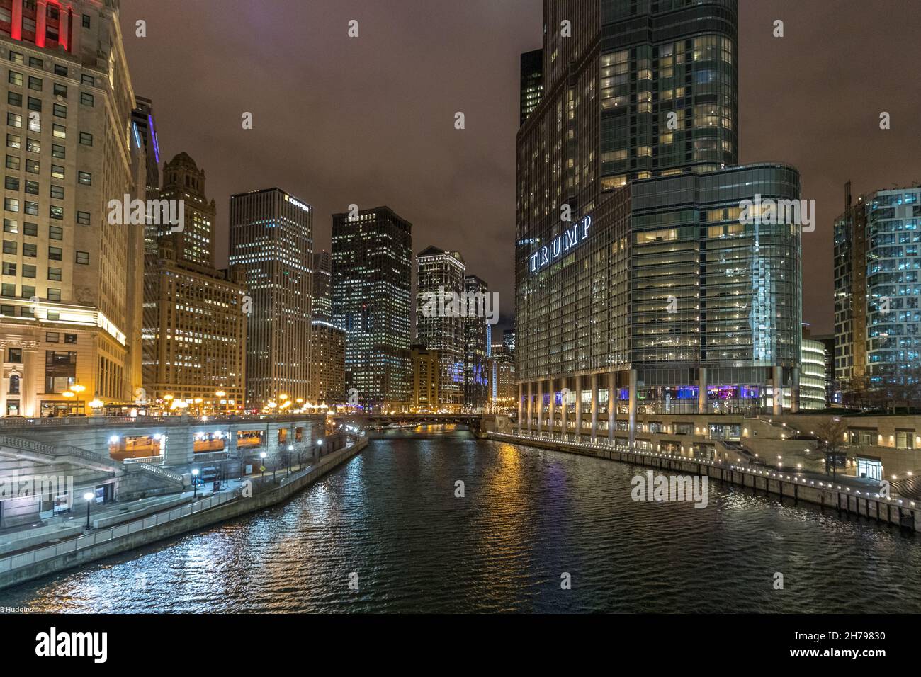 CHICAGO, ÉTATS-UNIS - 10 janvier 2019 : le Riverwalk de Chicago la nuit en hiver à Chicago, Illinois, États-Unis Banque D'Images