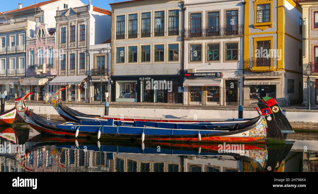 Bateaux colorés traditionnels (Barcos moliceiros initialement utilisé pour la collecte des algues) se reflétant dans les eaux calmes du canal central en Aveiro, Po Banque D'Images