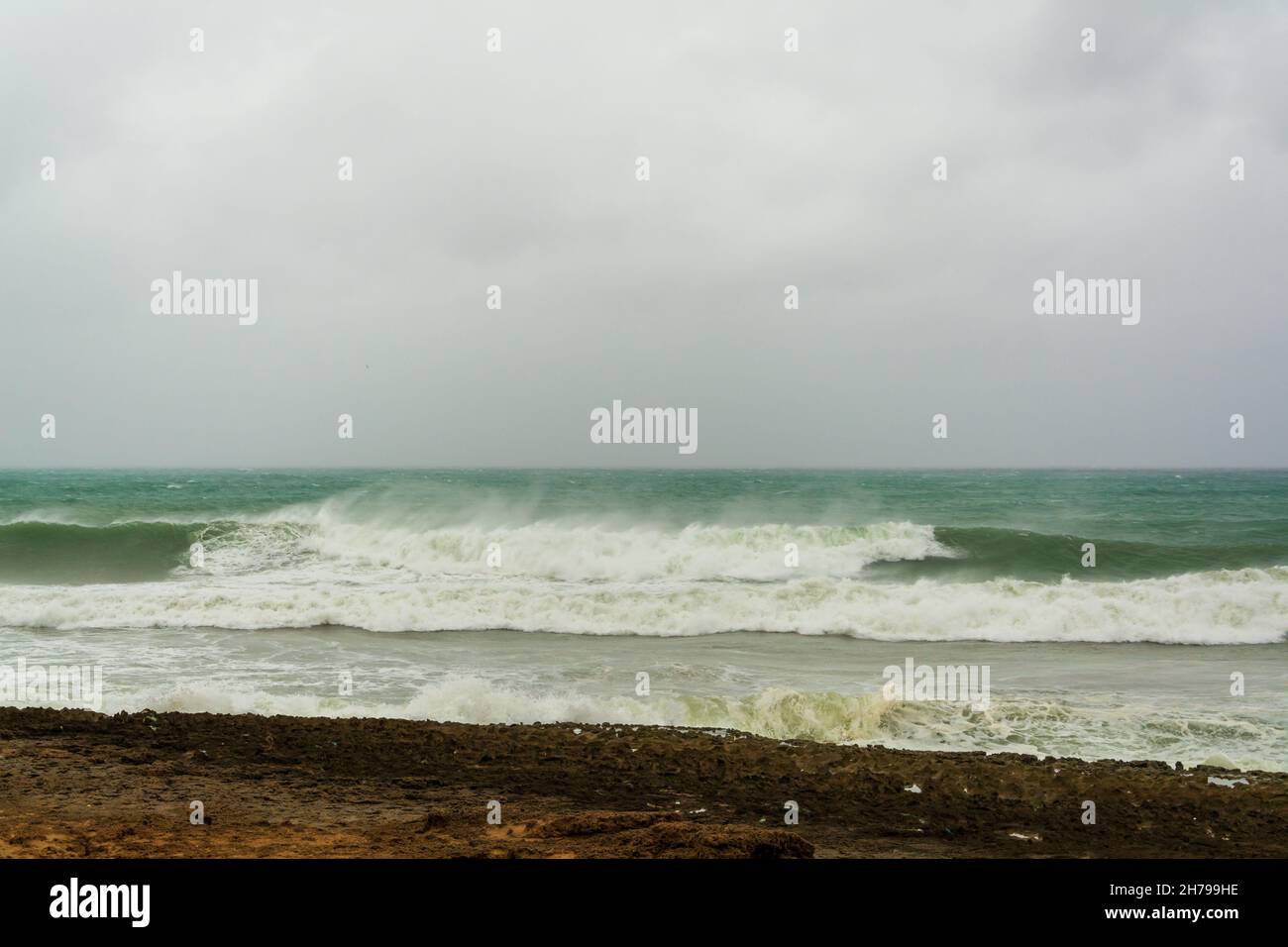 la couleur vert turquoise en colère rip massif d'une vague comme le baril roule le long de l'océan. les vagues sauvages livre le littoral de chabahar dans le temps de tempête w Banque D'Images