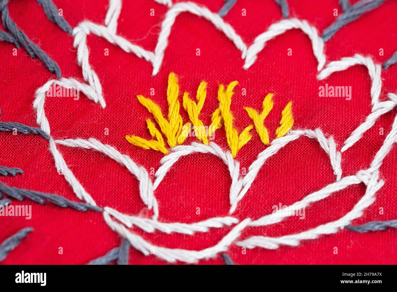 Gros plan sur une fleur de lotus brodée à la main. Banque D'Images