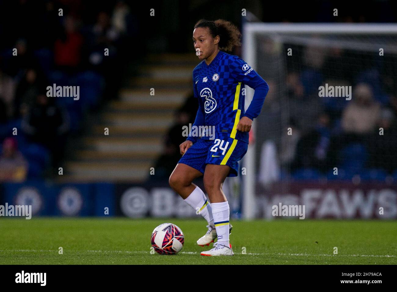 Londres, Royaume-Uni.21 novembre 2021.LONDRES, ROYAUME-UNI.21 NOVEMBRE : Drew Spence du FC Chelsea contrôle le ballon lors de l'installation 2021-22 de la Super League FA Womens entre le FC Chelsea et la ville de Birmingham à Kingsmeadow.Credit: Federico Guerra Morán/Alay Live News Banque D'Images