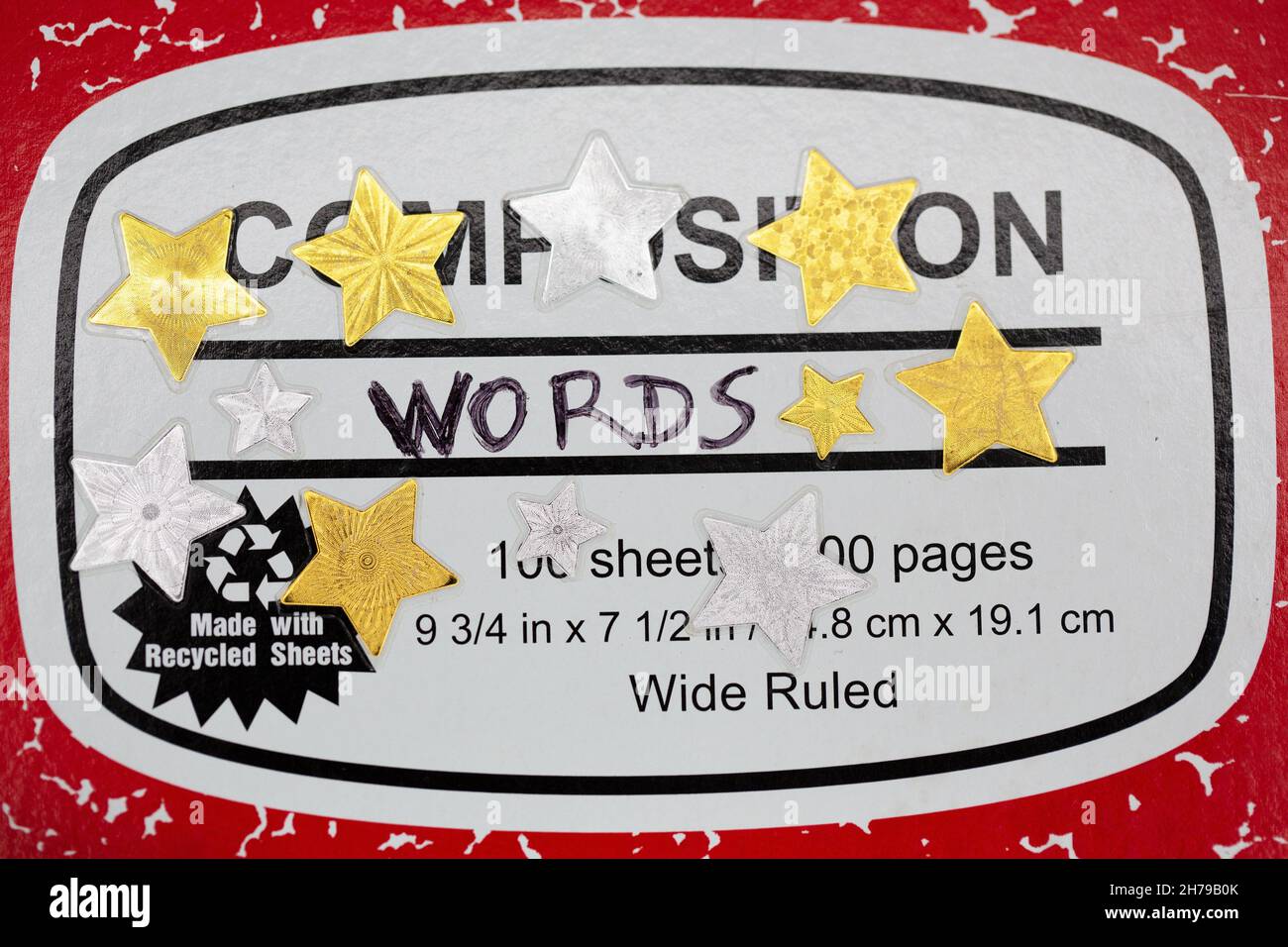 Un cahier de composition recouvert d'autocollants en forme d'étoile et avec le mot « mots » écrit sur la couverture avant. Banque D'Images