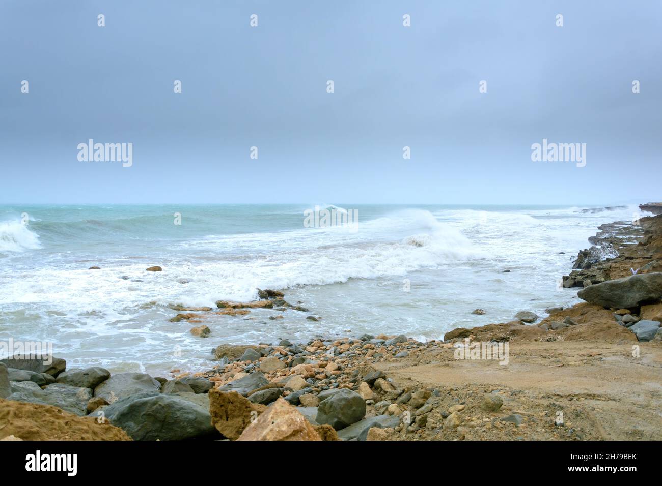 la couleur vert turquoise en colère rip massif d'une vague comme le baril roule le long de la plage. les vagues sauvages livre le littoral de chabahar dans le temps de tempête w Banque D'Images