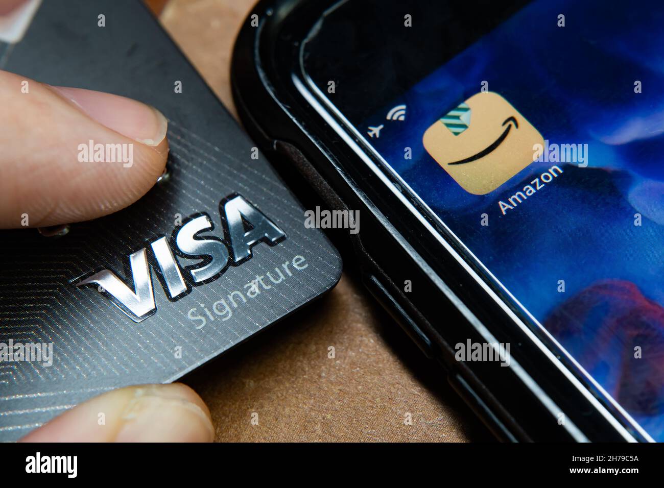 Bangkok, Thaïlande - 20 novembre 2021 : carte de crédit Visa et application Amazon shopping. Banque D'Images