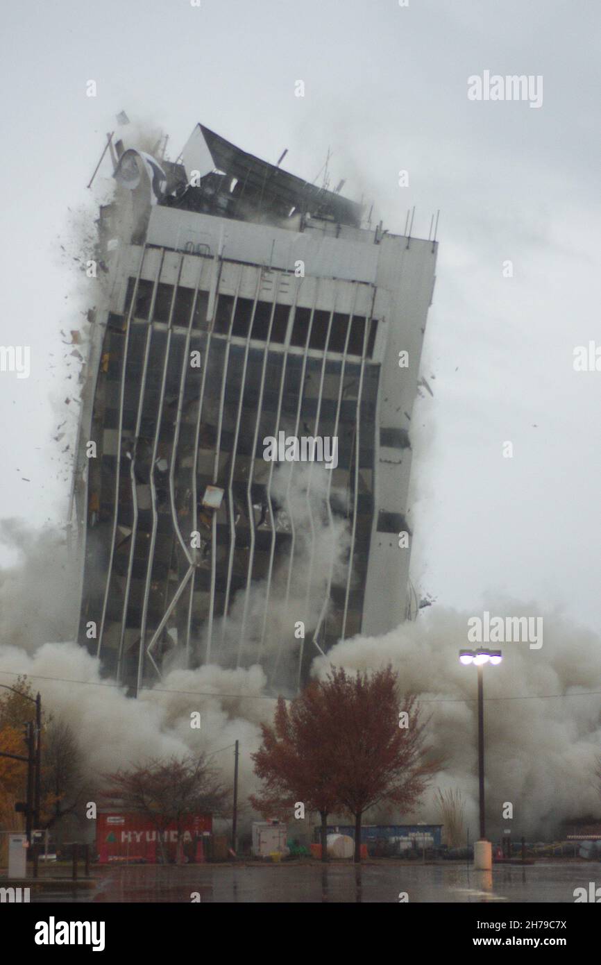 ÉTATS-UNIS.21 novembre 2021.Le bâtiment le plus haut d'Evansvilles (bâtiment principal de 420) s'effonse dans une implosion contrôlée.Evansville, LE 21 novembre 2021 (photo de Camden Hall/Sipa USA) crédit: SIPA USA/Alay Live News Banque D'Images