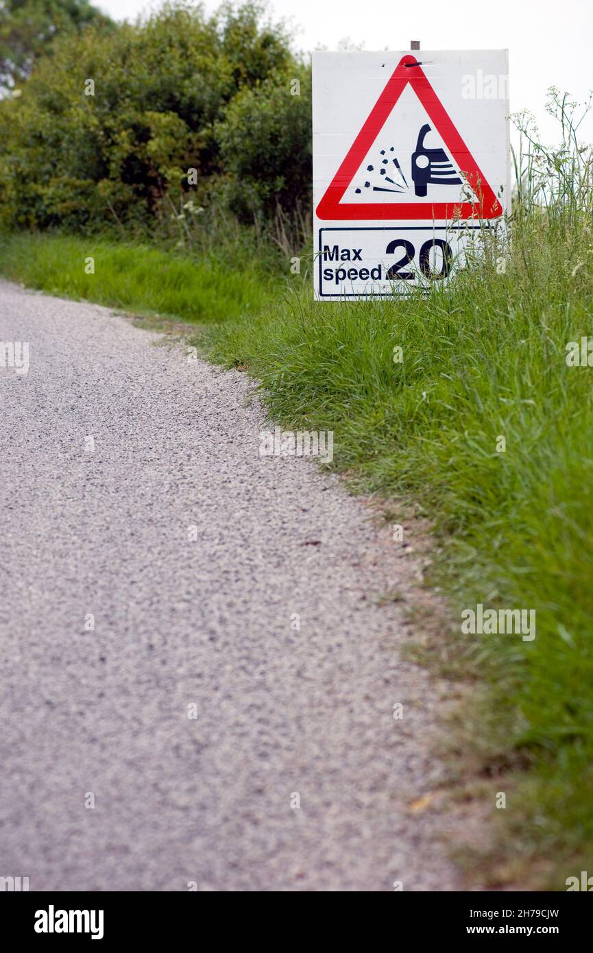Vitesse max 20mph signe et coupures lâches sur une route de pays B, Leicestershire, Angleterre, Royaume-Uni. Banque D'Images