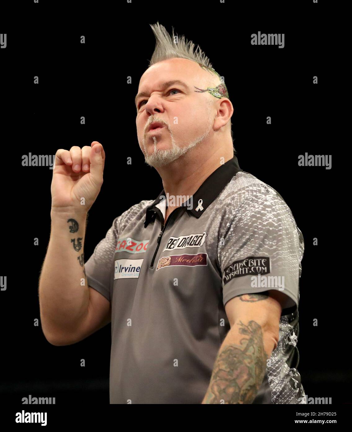 Peter Wright réagit lors de sa demi-finale contre Michael Smith au Aldersley Leisure Village, Wolverhampton.Date de la photo: Dimanche 21 novembre 2021. Banque D'Images