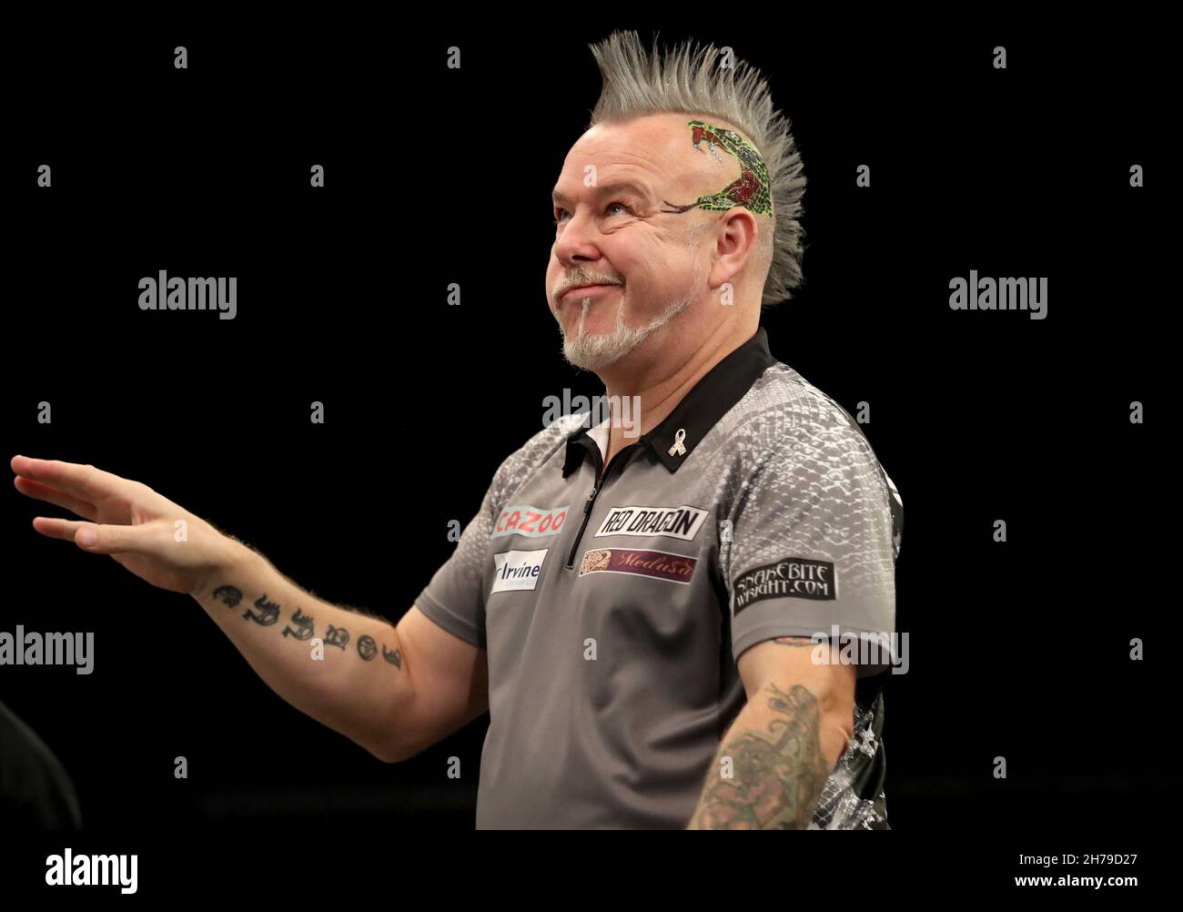 Peter Wright réagit lors de sa demi-finale contre Michael Smith au Aldersley Leisure Village, Wolverhampton.Date de la photo: Dimanche 21 novembre 2021. Banque D'Images