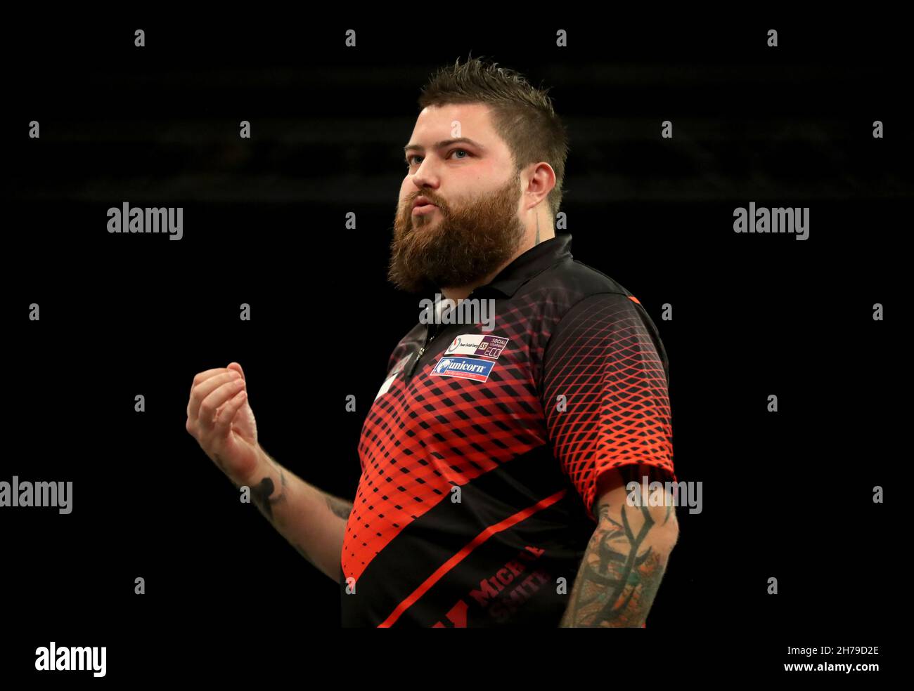 Michael Smith réagit lors de sa demi-finale contre Peter Wright au Aldersley Leisure Village, Wolverhampton.Date de la photo: Dimanche 21 novembre 2021. Banque D'Images