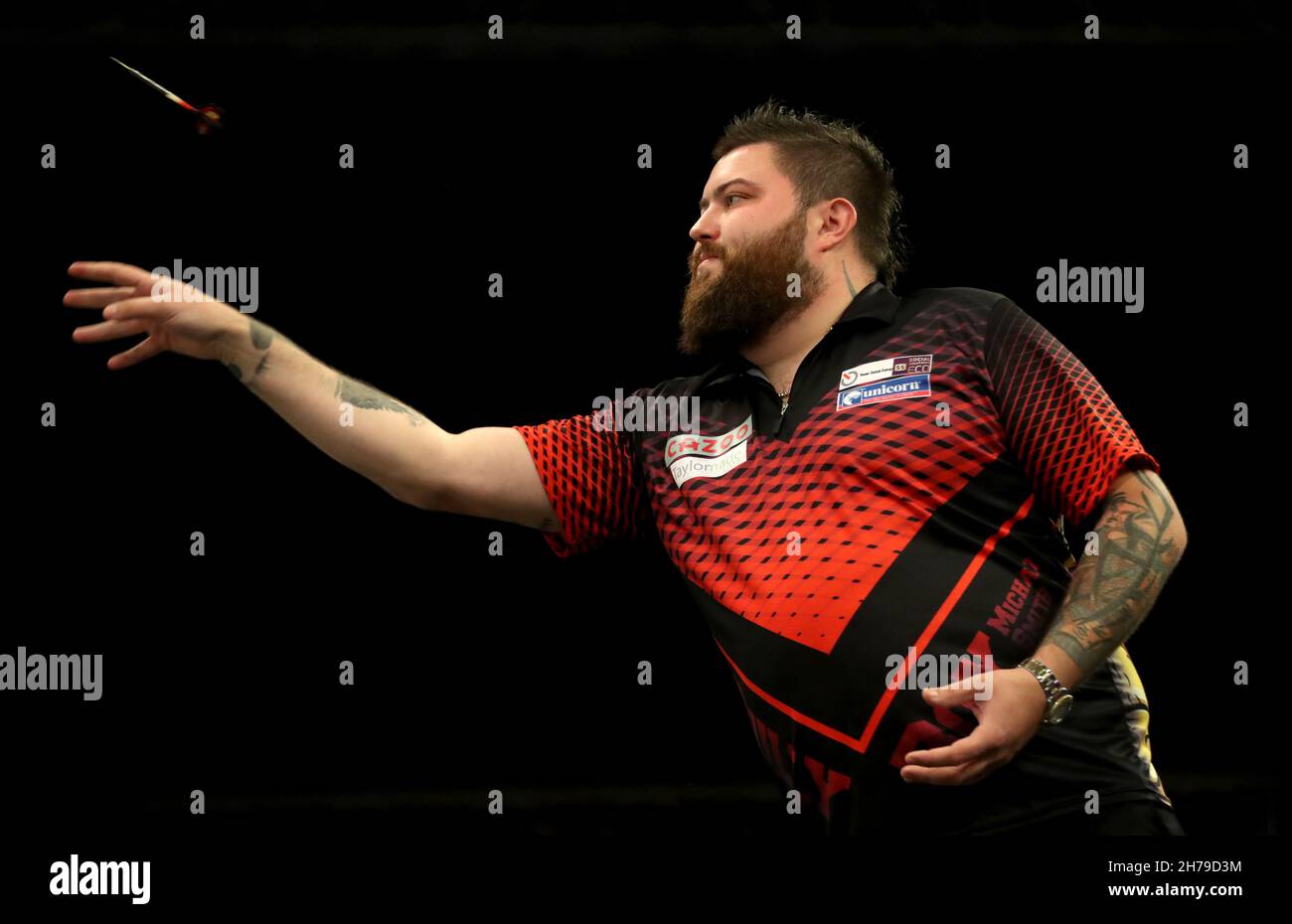 Michael Smith lors de sa demi-finale contre Peter Wright au Aldersley Leisure Village, Wolverhampton.Date de la photo: Dimanche 21 novembre 2021. Banque D'Images