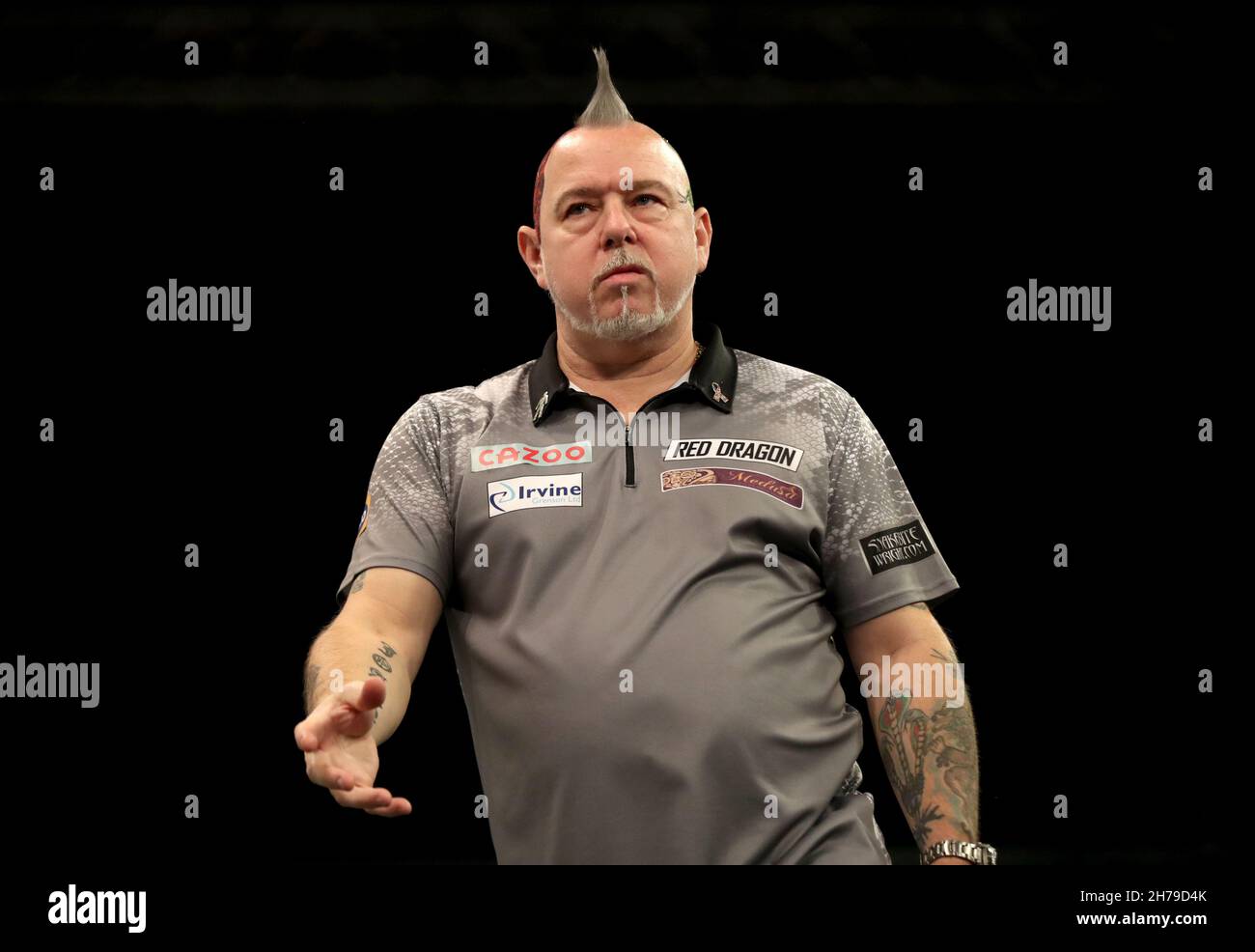 Peter Wright réagit lors de sa demi-finale contre Michael Smith au Aldersley Leisure Village, Wolverhampton.Date de la photo: Dimanche 21 novembre 2021. Banque D'Images