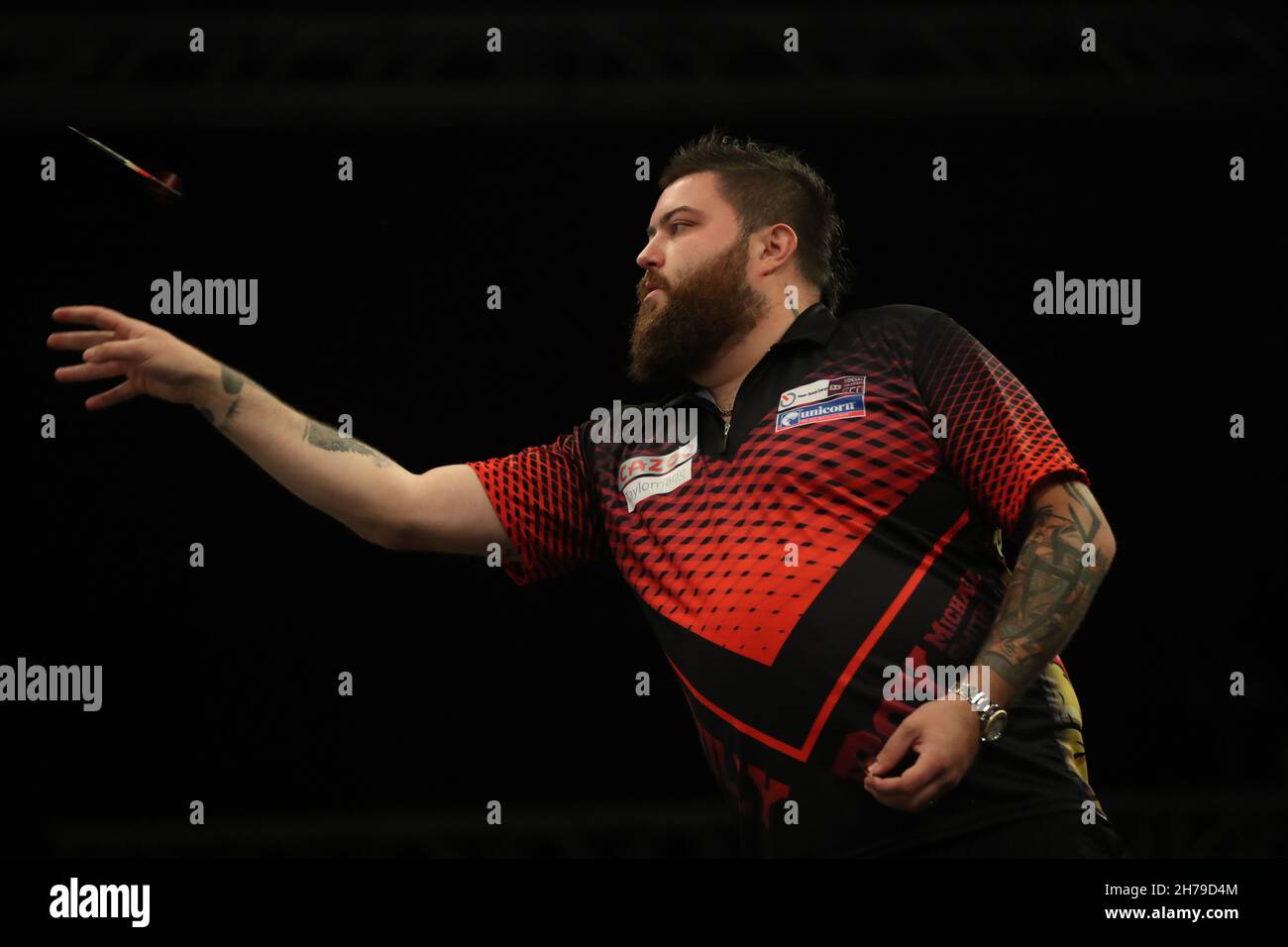 Michael Smith lors de sa demi-finale contre Peter Wright au Aldersley Leisure Village, Wolverhampton.Date de la photo: Dimanche 21 novembre 2021. Banque D'Images