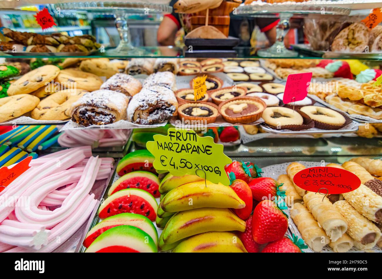 De délicieuses friandises sur les étagères du magasin.Boutique de bonbons à Venise, Italie Banque D'Images