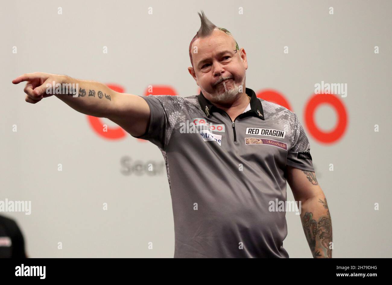 Peter Wright fête après avoir remporté sa demi-finale contre Michael Smith au Aldersley Leisure Village, Wolverhampton.Date de la photo: Dimanche 21 novembre 2021. Banque D'Images