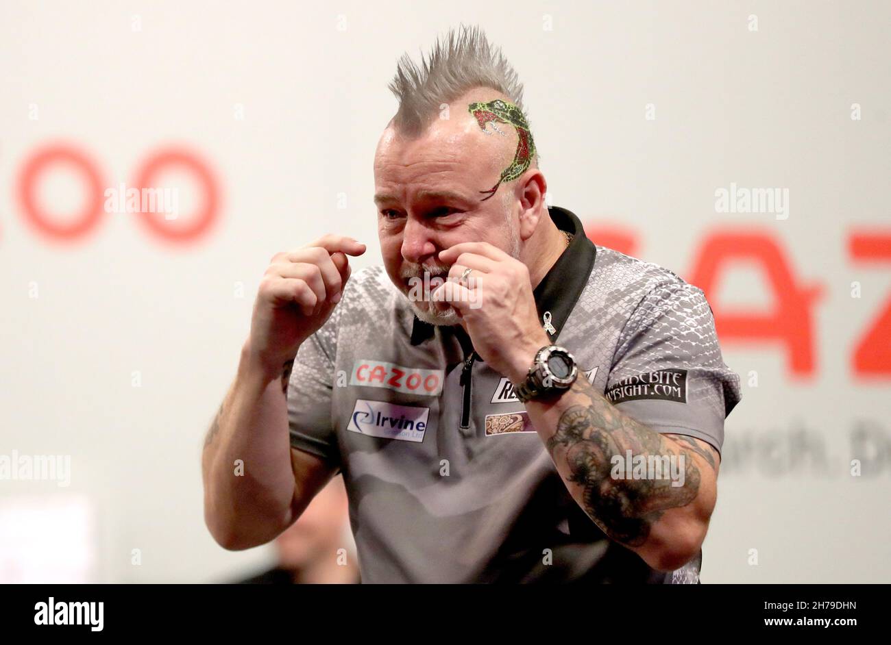 Peter Wright fête après avoir remporté sa demi-finale contre Michael Smith au Aldersley Leisure Village, Wolverhampton.Date de la photo: Dimanche 21 novembre 2021. Banque D'Images