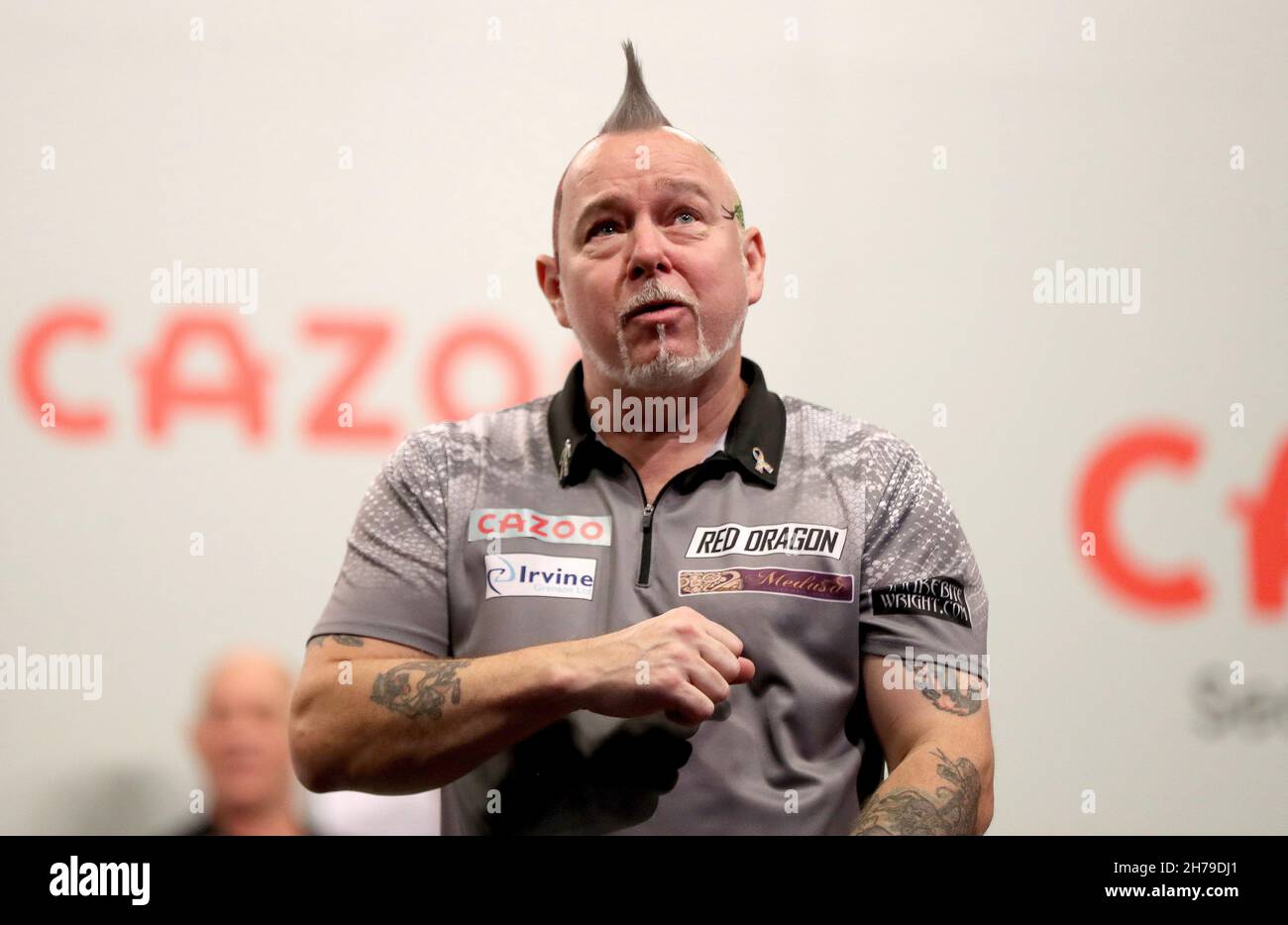 Peter Wright fête après avoir remporté sa demi-finale contre Michael Smith au Aldersley Leisure Village, Wolverhampton.Date de la photo: Dimanche 21 novembre 2021. Banque D'Images