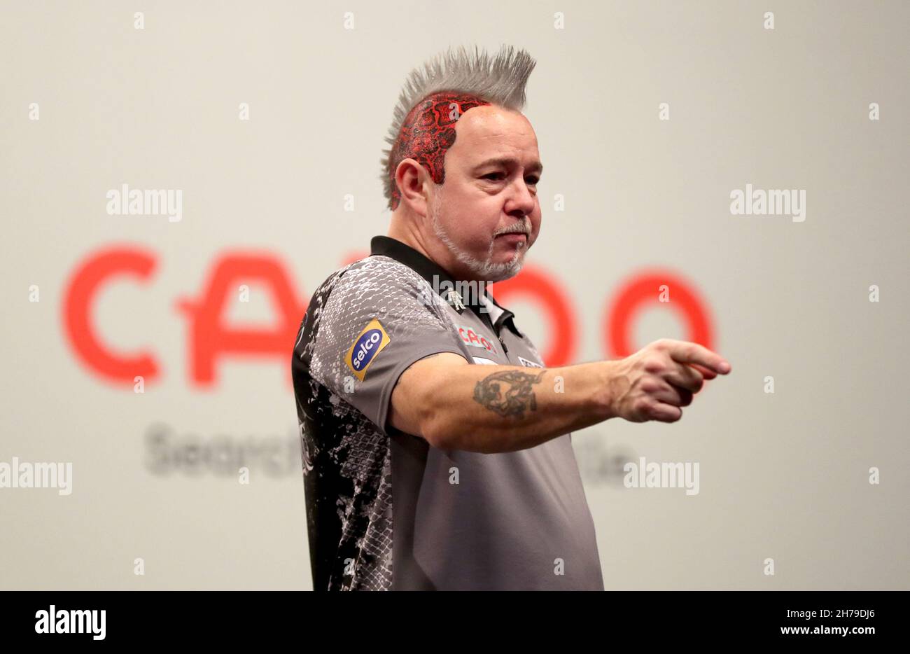 Peter Wright fête après avoir remporté sa demi-finale contre Michael Smith au Aldersley Leisure Village, Wolverhampton.Date de la photo: Dimanche 21 novembre 2021. Banque D'Images