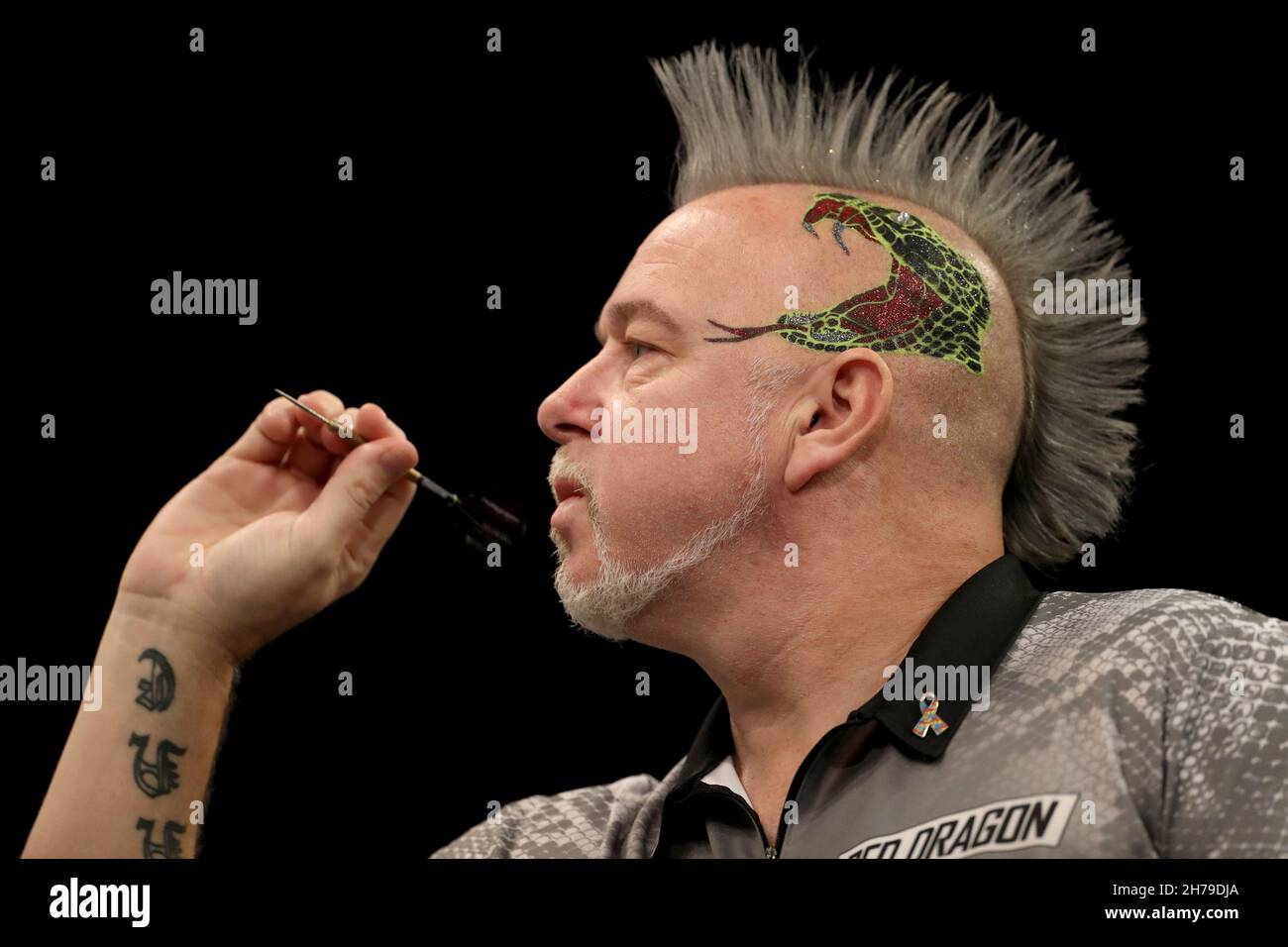 Peter Wright lors de sa demi-finale contre Michael Smith au Aldersley Leisure Village, Wolverhampton.Date de la photo: Dimanche 21 novembre 2021. Banque D'Images